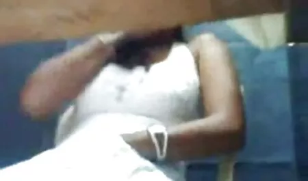 Chica acarició asiático en pantalones rojos con la lengua peliculas xxx en latino y el pecho arrugas con las manos