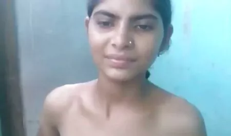 El banco xxx en español latino ha tocado una vagina, la bella con dedos y pega tornillos sobre la piel hinchada en enviarla