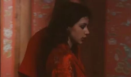 Hermosa sentada en el dormitorio delante del coño de su novia videos de sexo en español latino