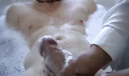 Chica con videos de sexo latino Tetas pequeñas de rodillas
