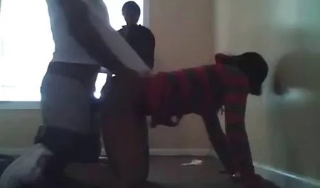 Pelirroja desnuda y acariciando videos caseros latinos gratis su coño mientras se sienta en la Cruz