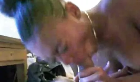 Un hombre lleno de golpe de la Gran Madre en vestido porno latino completo rojo
